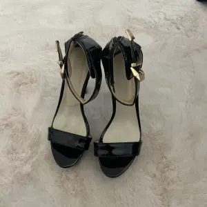 Women's heel shoes