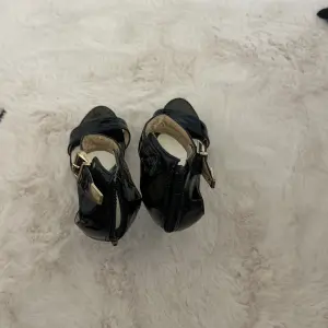 Women's heel shoes