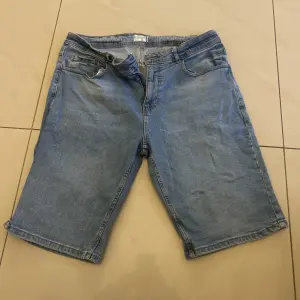 Short en jean pour homme 